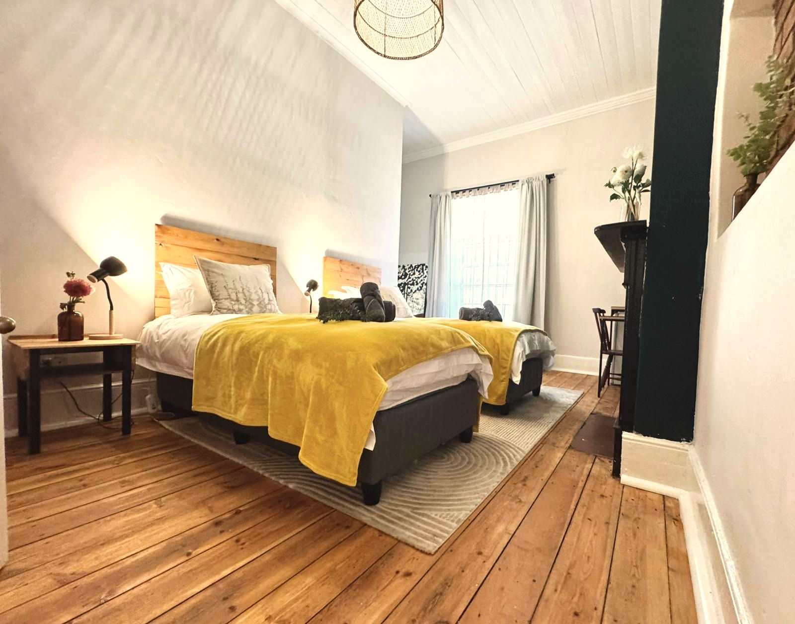 Slaapkamer met geel beddegoed