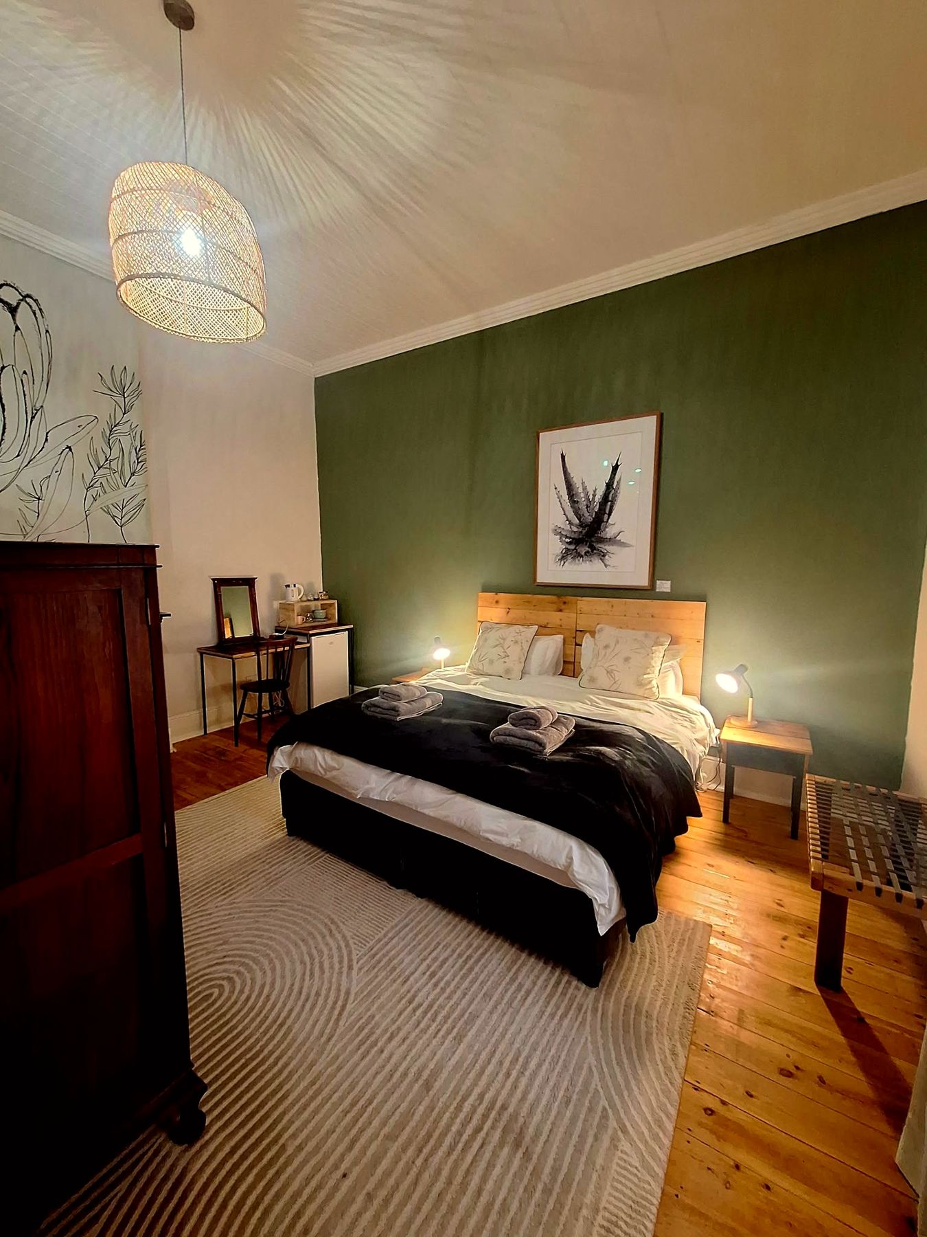 Slaapkamer met hout en kuns